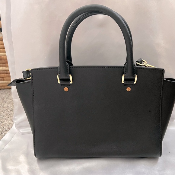 Michael Kors Medium Selma in Black with gold hardware - Picture 5 of 14